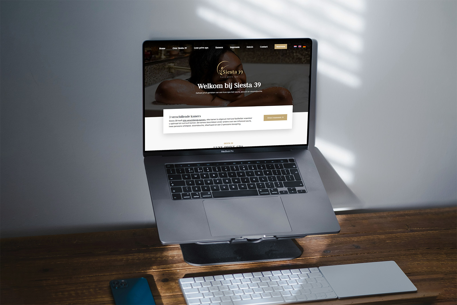 Siesta39 Mockup Desktop Stand